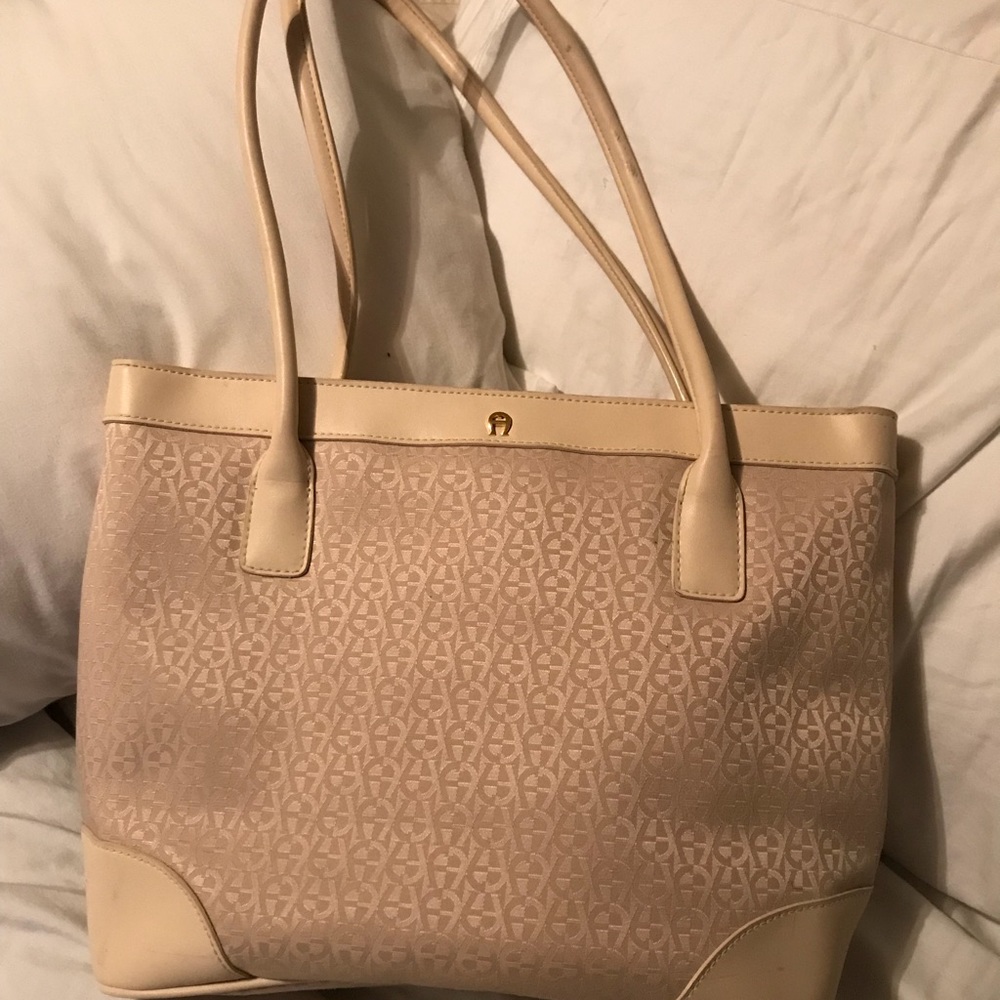 Final Sale💥 Etienne Aigner cream pocket book